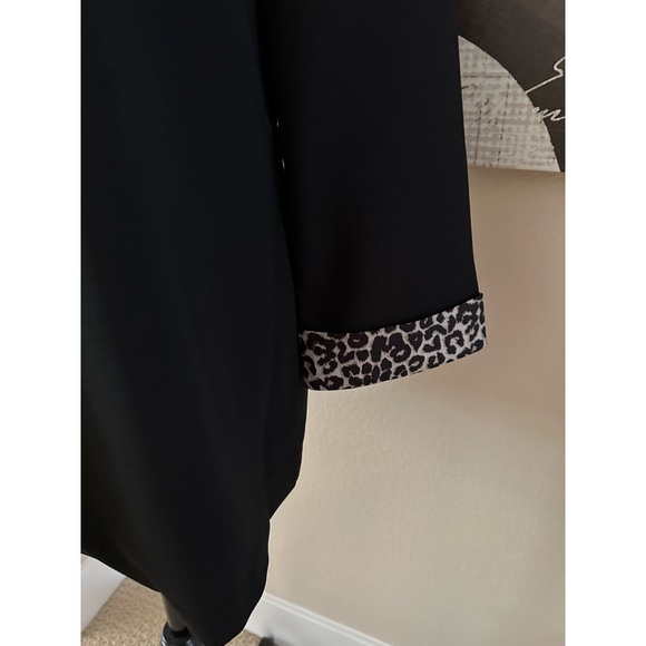 🐆 Stylish, thin back blazer with leopard print sleeve cuffs. Super cute! 💛🤎🖤 - Picture 5 of 7